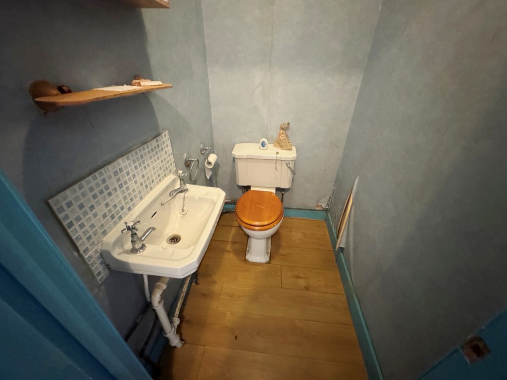 Lot: 160 - THREE-BEDROOM SEMI-DETACHED BUNGALOW WITH PARKING - Separate WC